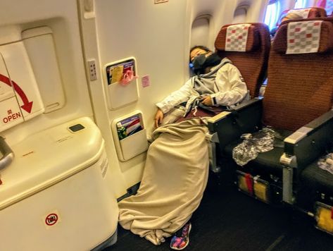 How to actually get some sleep on a plane Ulzzang Girl Sleep, How To Sleep On A Plane, Airline Aesthetic, Airplane Hacks, Plane Hacks, Best Sleep Aid, Sleeping On A Plane, Trip Hacks, Flight Take Off