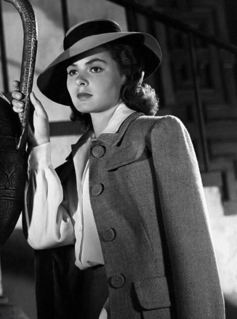 Casablanca Movie, Best Clothing Brands, Old Hollywood Actresses, Doris Day, Black And White Movie, Ingrid Bergman, Golden Age Of Hollywood, Iconic Women, Hollywood Glamour