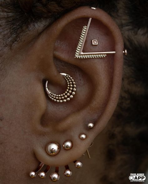 Johnny Pearce (@johnnypearce) • Instagram photos and videos Gold Industrial Piercing Aesthetic, Feminine Industrial Piercing, Double Industrial Piercing, Cool Industrial Piercing, Chain Industrial Piercing, Peircings Women, Cute Industrial Piercing, Industrial Piercing Jewelry, Flat Piercing