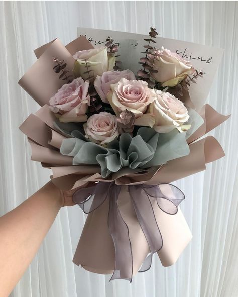 Flower Bouquet Simple Gift, Birthday Bucket Flower, Simple Bouquet Gift, Buqet Flowers Aesthetic, Bouqette Of Flower, Bouquet Wisuda, Flower Buke, Bucket Wisuda, Flower Bouquet Aesthetic