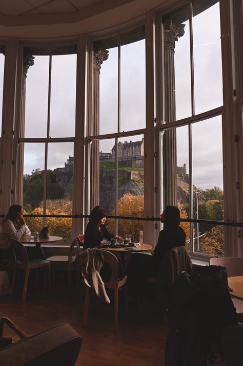 Edinburgh Walking Tour, Rainy Day Edinburgh, Edinburgh Cafe Aesthetic, Edinburgh Autumn Outfit, Edinburgh Winter Aesthetic, Princess Street Edinburgh, Edinburgh Scotland Autumn, Life In Edinburgh, Winter In Edinburgh