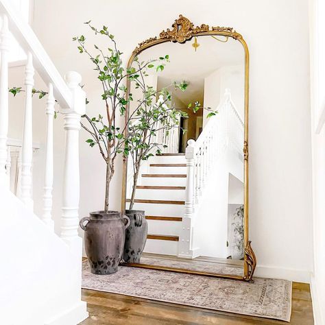 12 Stair Landing Decor Ideas That Will Add Style and Transform Your Space - gramydeco.com Styling Stair Landing, Stair Landing Mirror, Mirror On Stairs, Mirror Staircase, Vancouver Townhouse, Stairs Landing Decor, Stair Landing Decor Ideas, Staircase Mirror, Staircase Landing Decor