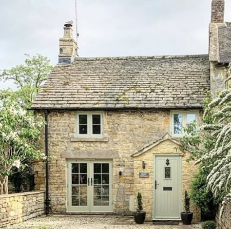 Small Cotswold Cottage, Cotswold Stone House Exterior, Cotswold Stone House Windows, Country Cottages Uk, White Stone Cottage, English Country Exterior Homes, Cotswold Cottage Exterior, English Country Cottage Exterior, English Country Home Exterior