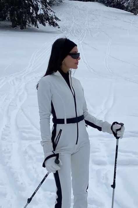 60+ Stylish And Functional Skiing Outfit Ideas For Women [2024]: Style Tips & Brands Aspen Skiing Aesthetic, Courchevel Ski Outfit, Niseko Aesthetic, All White Ski Outfit, Winter Outfit Switzerland, Aspen Apres Ski Style, Ski Suit Aesthetic, Aspen Outfit Winter Ski Fashion, Aspen Ski Outfits