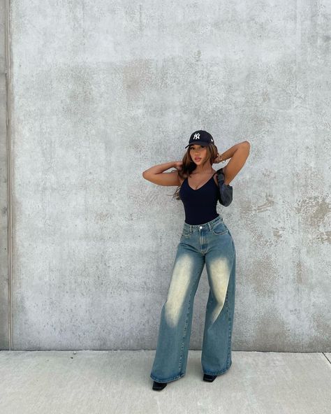 Jeans And Bodysuit Outfits, Baggy Jeans Outfit Aesthetic, Boujee Fits, Jeans Bodysuit, Jeans And Bodysuit, Baggy Jeans Outfit, Bodysuit Outfit, Autumn Fits, Effortlessly Chic Outfits