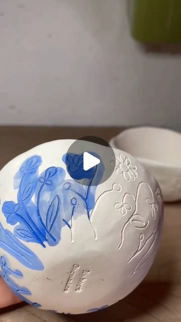 Painted Flowers On Pottery, Glazing Pottery Ideas Bowls, Pottery Patterns Paint, Porcelain Pottery Handmade, Ceramic Bowl Handmade, How To Paint Clay, Clay Glazing Ideas, Hand Pottery Ideas Clay Projects, Pottery Surface Design