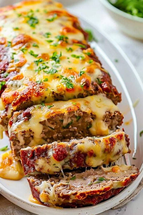 Get ready to fall in love with Philly cheesesteak meatloaf! Packed with ground beef, peppers, onions, and melty Provolone, it's heaven on a plate! Meats That Go With Mashed Potatoes, Meatball Loaf Recipes, Bell Pepper Meatloaf, Philly Steak Meatloaf, Traditional Family Dinners, Ground Sirloin Meatloaf, School Western Burgers Recipes, Healthy Beef Mince Recipes, Philly Cheese Steak Meatloaf Recipes