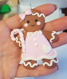 Gingerbread Diy Crafts, Clay Christmas Decorations, Pink Christmas Ornaments, Gingerbread Diy, Gingerbread Crafts, Gingerbread Christmas Decor, Gingerbread Decorations, Polymer Clay Ornaments, Pink Christmas Decorations