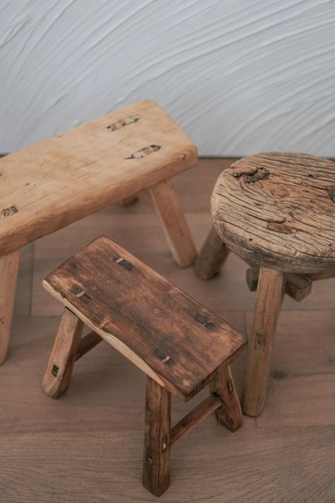 Small Stools Wood, Chinese Woodworking, 3 Legged Stool, Pallet Dresser, Mini Stool, La Apartment, Garden Archway, Farmhouse Stools, Diy Wood Furniture