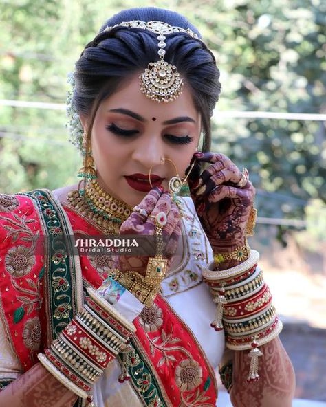 Garba Bride Hairstyle, Best Bridal Hairstyles Indian, Gujarati Bridal Hairstyles, Gujarati Bride Makeup, Bridal Hairstyles Bun Brides, Brid Hair Styles, Muhurtha Hairstyle, Dulhan Hairstyles Indian Bridal, Wedding Bun Hairstyles Indian