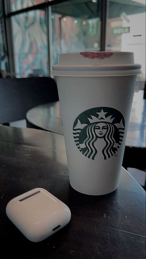 Aesthetic Starbucks Pictures, Starbucks Girl Aesthetic, Starbucks Quotes, Aesthetic Productivity, Airpods Aesthetic, Cafe Starbucks, Starbucks Girl, Café Starbucks, Coffee Starbucks