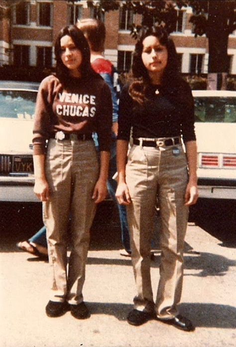 las cholas http://www.cholonation.com 1980s Latina Fashion, 1970s Latina Fashion, Look Hip Hop, Chola Girl, Chola Style, Gang Culture, Cholo Style, Chicana Style, Zoot Suit