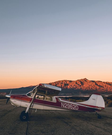 62D is looking quite content against this backdrop. 🏔️ ✈️ .  .  .  .  . #AviatorTraining #avgeek #aviation #flying #airplanelovers #aviator #airplane_lovers #airplane #planespotting #pilot #aircraft #pilotlife #learntofly  #CFI #CFILife  #PilotYourOwnAdventure #airport #desert #travel #flighttraining #wanderlust #picoftheday #flyanywhere Aviation Aesthetic, Pilot Aesthetic, Pilot Life, Bush Plane, Pilot License, Student Pilot, Airplane Wallpaper, Pilots Aviation, Airplane Flying