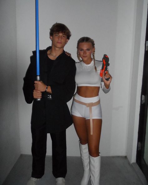 Padme Costume And Anakin, Halloween Anakin And Padme, Cupless Costumes, Anikan And Padme Costume Halloween, Padme's Hairstyles, Blonde Hair Couple Costume, Couples Costume Ideas Cute, Anakin And Padme Couple Costume, Padma And Anakin Costume