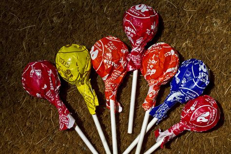 Tootsie Pops | Flickr - Photo Sharing! Tootsie Pops, Tootsie Roll Pops, Beach Candy, Tootsie Pop, Nutter Butter Cookies, Giant Candy, Tootsie Roll, Candy Brands, Bulk Candy