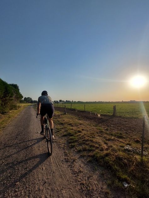 Cycling Aesthetic, Bike Women Cycling, Gravel Cycling, Bike Aesthetic, Runners High, Running Inspiration, Cycling Fashion, Bike Run, Gravel Bike