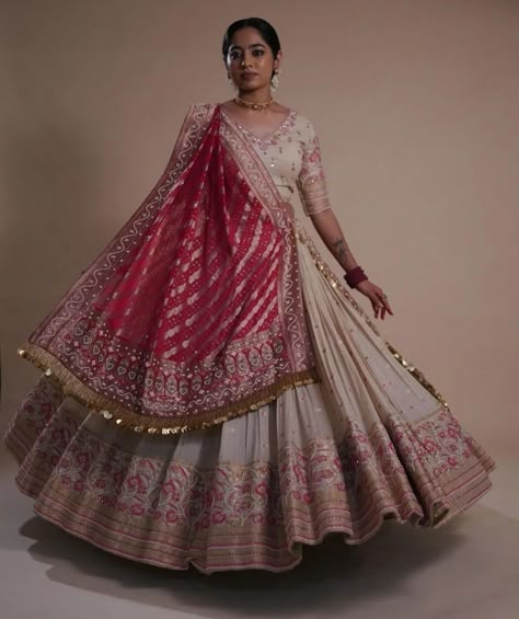 Marwadi Lehenga, Wedding Lehenga For Brides Sister, Lehnga Designs Indian Weddings Simple, Lehenga For Bride's Sister, White Chaniya Choli, Latest Lehnga Designs, Latest Traditional Dresses, Garba Night, Trendy Outfits Indian