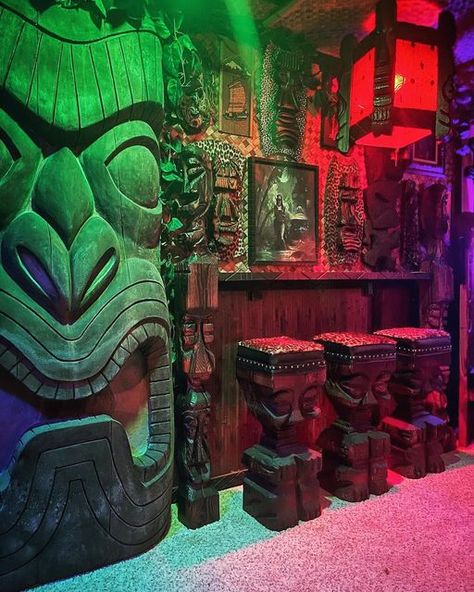 Tiki Aesthetic, Tiki Christmas, Tikki Bar, Spooky Island, Tiki Pop, Shrunken Heads, Futurism Art, Tiki Style, Tiki Bars