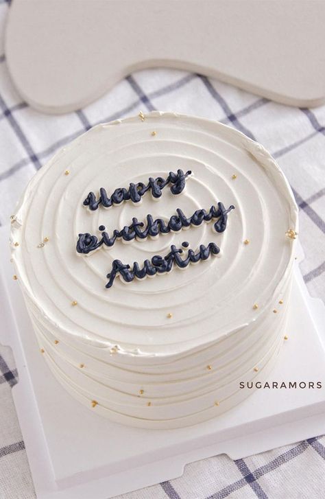 Essen, 40th Birthday Cake Simple, Round Simple Cake, Birthday Cakes For Men Homemade, Round Birthday Cake Aesthetic, 30th Birthday Cake For Husband, Simple White Birthday Cake For Women, Minimalistic Cake For Men, Womens Birthday Cake Ideas Simple