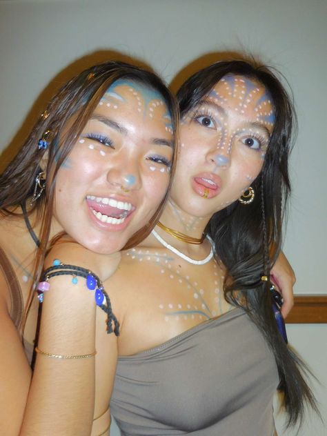 Avatar costumes, Halloween inspo Avatar Dress Up, Avatar Costume Makeup, Simple Avatar Makeup, Avatar Makeup Halloween, Avatar Costume Women, Avatar Make Up, Avatar Inspired Makeup, Avatar Halloween Costumes, Avatar Costume