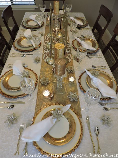 Gold Table Christmas Decorations, White And Gold Dining Table Decor, Themed Christmas Table Ideas, Xmas Table Decoration, Christmas Decor Ideas Gold And White, Christmas Dinner Party Table Decor Centerpiece Ideas, Christmas Dinner Ideas Table, Gold And White Christmas Table, White And Gold Christmas Table