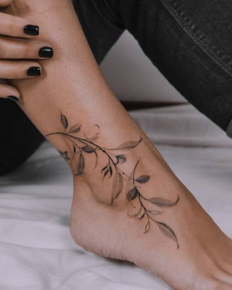 Freehand leaves tattoo located on the ankle. Vine Foot Tattoos, Mutterschaft Tattoos, Ankle Foot Tattoo, Tato Paha, Tattoos To Cover Scars, Ankle Tattoo Designs, Ankle Tattoos For Women, Anklet Tattoos, Foot Tattoos For Women