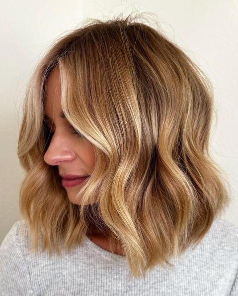 Golden Blonde Hair Bob, Short Honey Blonde Hair Dark Roots, Warm Blonde Highlights Short Hair, Honey Blonde Hair Short Shoulder Length, Honey Blonde Highlights Short Hair, Short Honey Hair, Shoulder Length Honey Blonde Hair, Fall Blonde Balayage Honey, Honey Dirty Blonde Hair