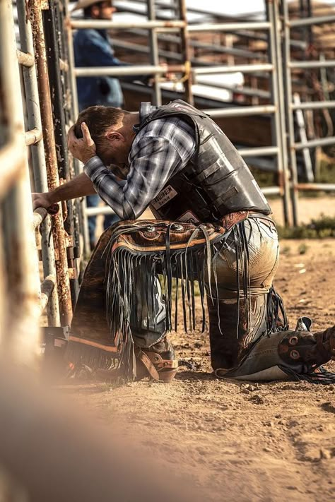 Pbr Bull Riding, Outdoors Quotes, Cowboy Photography, Design Humor, Hats Western, Rodeo Time, Rodeo Cowboys, Cowboy Pictures, Cowboy Aesthetic