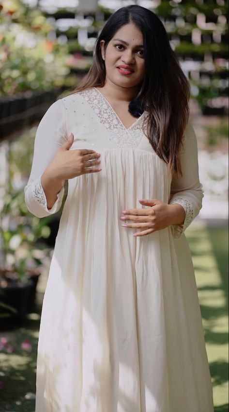 Georgette Kurta Neck Design, Babtizum Outfit For Women, Simple Kurthi Models Latest, White Kurthis Models Latest, White Churidar Designs Party Wear, Off White Churidar Designs, White Hakoba Kurti, Party Wear Kurtis Design Latest, Hakoba Kurti Patterns