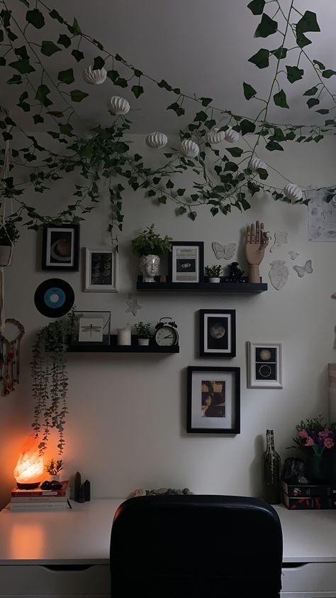 Dark Green And White Room Aesthetic, Black Themed Room Aesthetic, Green And Black Aesthetic Room, Types Of Room Aesthetics List, Green And Black Room Decor, Cuartos Dark, Black Shelves Bedroom, Black Bookshelves Aesthetic, White Bedroom Ideas With Plants