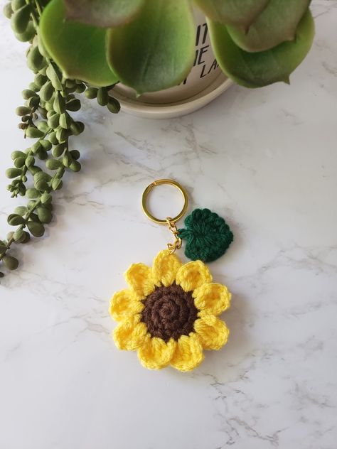 Crochet Fish Patterns, Crochet Butterfly Free Pattern, Sunflower Keychain, Crochet Sloth, Crochet Fish, Crochet Keychain Pattern, Crochet Wedding, Crochet Daisy, Crochet Butterfly