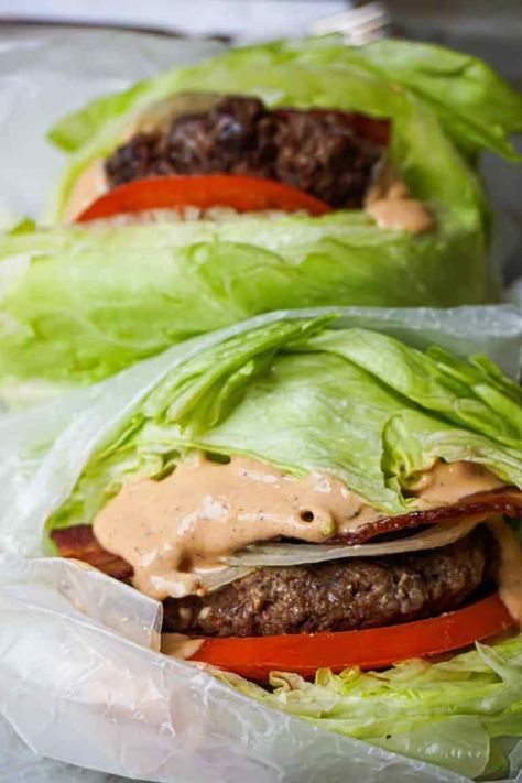 Hamburgers with Animal Sauce and Iceberg Lettuce Buns Veggie Burger Lettuce Wrap, Lettuce Bun Burger, Iceberg Lettuce Sandwich, Lettuce Hamburger Wraps, Things To Make With Lettuce, Breakfast Lettuce Wraps, Iceberg Lettuce Wraps, Iceberg Recipes, Iceburgers Lettuce Salad