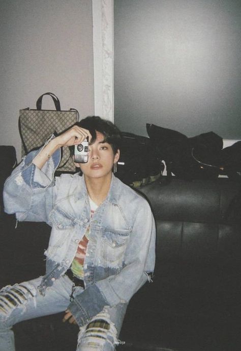 Disposable Camera Photos, Bts Boyfriend Material, Bts Selfie, Camera Polaroid, V Kim Taehyung, Kim Taehyung Bts, Taehyung Selca, Fotografi Digital, Photo Camera