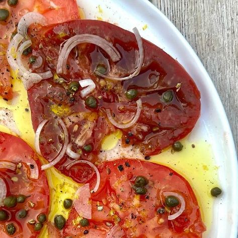 Tamatiestraat on Instagram: "TOMATO SALAD A “simple salad” to celebrate the wonderful seasonal tomatoes! - sliced ripe room temperature tomatoes (heirloom* tomatoes if possible) - finely chopped shallot - baby capers - grated lemon skin - fabulous olive oil & drops of vinegar - Maldon salt - course black pepper * While regular tomatoes are grown for appearance and graded into specific sizes, heirloom tomatoes are grown for flavor. Enjoy with a crusty sourdough bread or a garlic bread from the fire to mop up the juices. . . . #tomato #tomatosalad #heirloomtomatoes #salad #summer #summerfood #Tamatiestraat @farmlot187 @waterboer_stb" Heirloom Tomatoes Recipes, Tomatoes Salad, Maldon Salt, Lemon Skin, Salad Summer, Simple Salad, Summer Brunch, Girl Dinner, Euro Summer