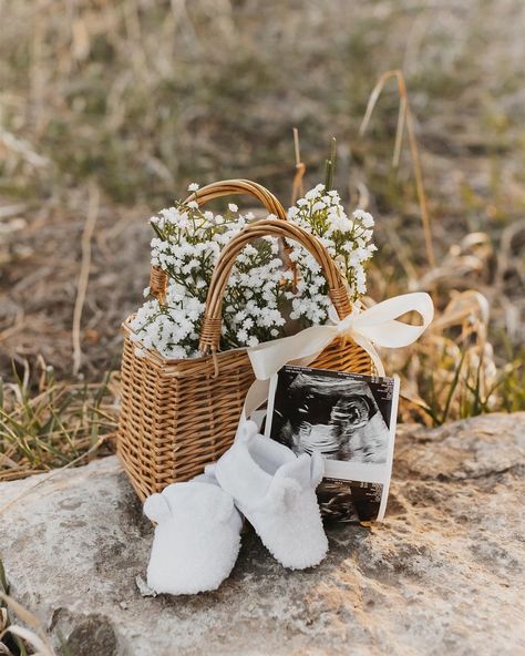 My bestie is cookin up a mini bestie and I get to capture it all!! 🥹🫶🏼 My heart is so so happy! I can’t wait to meet this little one! P.s. this child will be a swiftie before she’s even out of the womb! 😘 #LexCreates Cottagecore Pregnancy Announcement, Vintage Pregnancy Announcement, Announcement Photos Pregnancy, Sonogram Picture Ideas, Expecting Photoshoot, Private Pregnancy, Aesthetic Pregnancy Announcement, Announcing Pregnancy To Parents, Simple Baby Shower Centerpieces