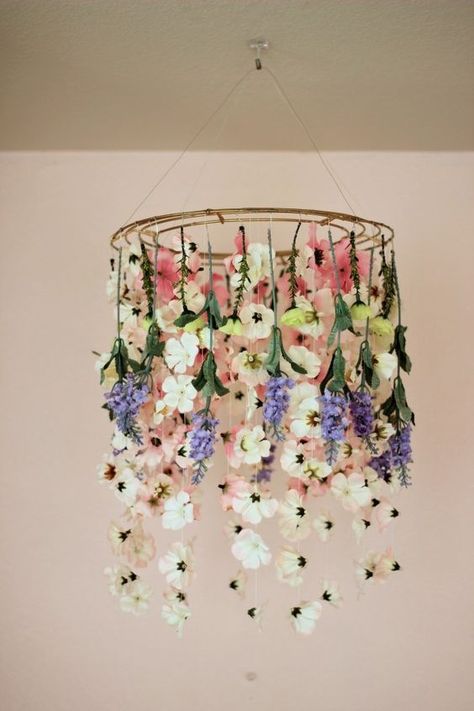 This DIY floral chandelier is perfect for your Mother's Day brunch, a wedding or really any spring + summer events. Halloween Camping, Hiasan Bilik Tidur, Diy Frühling, Boho Styl, Diy Flores, Diy Spring Wreath, Flower Chandelier, Floral Room, Diy Bebe