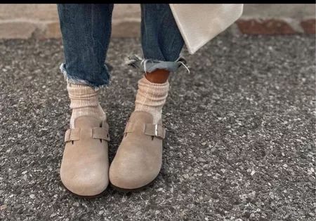 Birkenstock Boston With Socks, Boston Birkenstock Outfit Winter, Birkenstock Mules Outfit, How To Style Birkenstock Clogs, Birk Clogs Outfit, Outfits With Birkenstock Clogs, Birks Clogs, Clog Outfit Fall, Socks With Birkenstocks