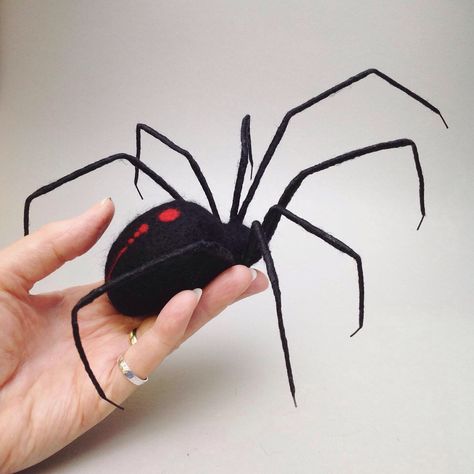 Spider Arts And Crafts, Spider Diy, Felt Spider, Needle Felted Halloween, Felted Spider, Needle Felted Bat Tutorial, Spider Sewing Pattern, Needle Felted Spider, Needle Felt Spider