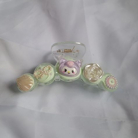 #aesthetic #hairclip #hairclaw #decoden #hairclamp Spring Fair, Hair Clamps, Hair Claws, Claw Clip, Hair Claw, Hair Clips, Hello Kitty, Kitty, Flowers