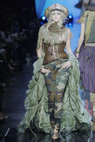 Love the mix of the camo with the flowing skirt! 2008 Fashion, Military Inspired Fashion, Army Dress, Army Look, Paul Gaultier Spring, Pirate Fashion, Camouflage Outfits, Camo Fashion, Green Gown