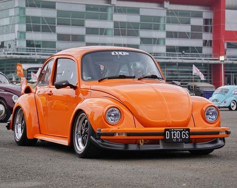 One of the most German Look Beetle in Indonesia, Orange Super Beetle 1303 from Bandung. Owned by Tito Bugs. #aircooled #aircooledvw #aircooledsyndicate #vw #volkswagen #volkswagenindonesia #superbeetle #superbeetleowner #beetlebattle2 | SnapWidget Volkswagon Van, Volkswagen Beetle Vintage, Vw Super Beetle, Vw Sedan, Beetle Convertible, Vw Group, Vw Classic, Vw Aircooled, Automotive Mechanic