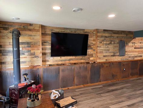 How To Do a DIY Pallet Wall Shop Merchandising, Barn Bar, Reclaimed Wood Accent Wall, Barn House Interior, Merchandising Ideas, Pallet Walls, Hunting Room, Pallet Boards, Motorcycle Garage