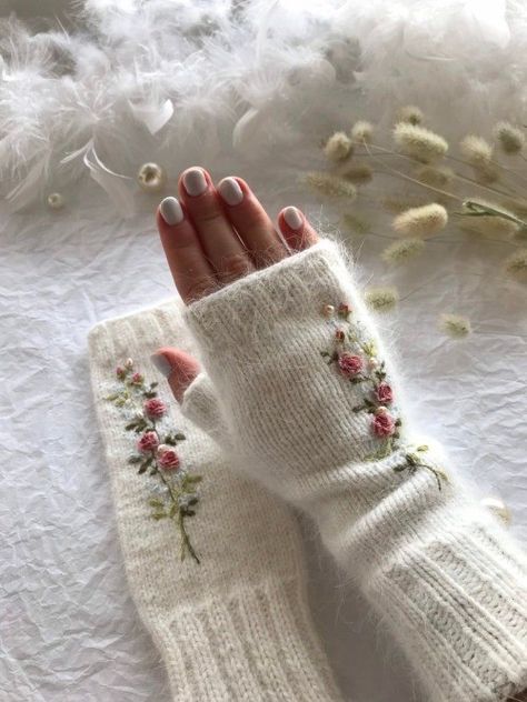 Wool Fingerless Gloves, The Mitten, Crochet Fingerless Gloves, Fingerless Gloves Knitted, Crochet Gloves, Fingerless Mittens, 자수 디자인, Sewing Embroidery Designs, Hand Embroidery Art