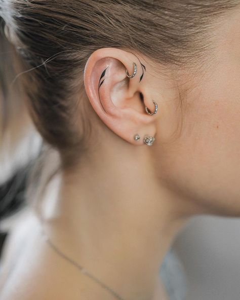 Tragus Tattoo, Tattoo Ear, Inner Ear Tattoo, Behind Ear Tattoos, Ear Tattoos, Inner Ear, Makijaż Smokey Eye, Discreet Tattoos, Subtle Tattoos