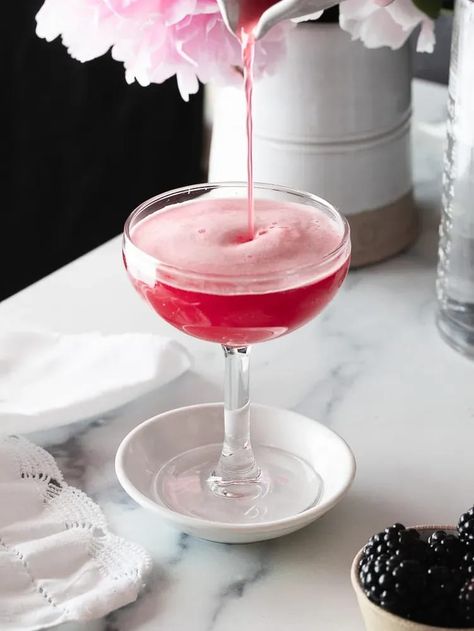 This delicious berry gin sour is the perfect blend of tangy, boozy, fruity yumminess. It's easy to make! And I've included a vegan option. #ginsour #berryginsour #blackberrysour #blackberrycocktail #gincocktail Gin Sour Recipe, Berry Gin, Pavlova Wreath, Blackberry Cocktail, Blackberry Gin, Bourbon Old Fashioned, Strawberry Simple Syrup, Strawberry Gin, Berry Cocktail