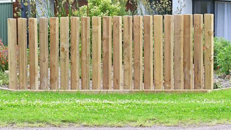 10 Freestanding Privacy Fence Ideas - Balcony Boss Free Standing Privacy Fence, Free Standing Fence, Privacy Fence Ideas, Screen Outdoor, Building A Fence, Privacy Fences, Privacy Screen Outdoor, Fence Ideas, Small Yard