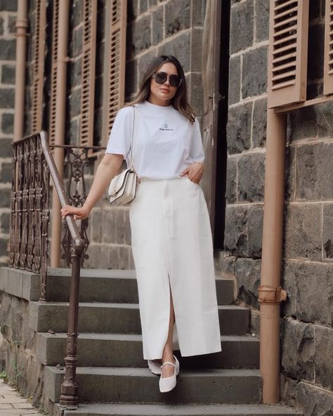 Tonal perfection. 🤍 @ash_bagga steps out in our new mesh Surfbird. #inbared . . . . #baredfootwear Mesh Ballet Flats | White Shoes |… | Instagram White Mesh Ballet Flats Outfit, Mesh Ballet Flats Outfit, Ballet Flats White, Shoes Instagram, Pumps Outfit, Ballet Flats Outfit, White Flat Shoes, Shoes Comfy, Flats Outfit