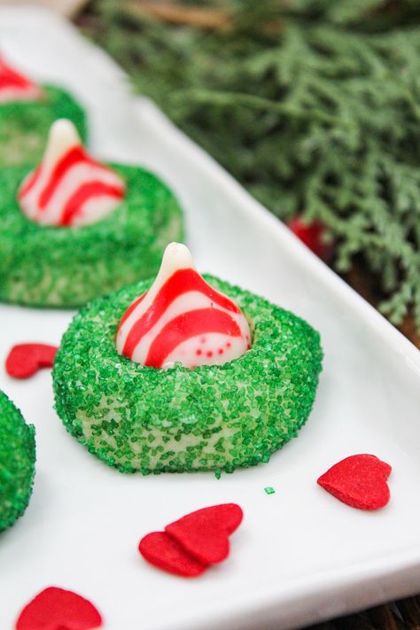 Christmas Kiss Cookies, Grinch Dessert Ideas, Cookie Monster Treats, Christmas Cookies Grinch, Christmas Tray Ideas, Krispie Treats Christmas, Glazed Sour Cream Donuts, Grinch Party Ideas, Grinch Night