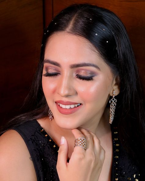 Ready to dazzle the night away with this glamorous cocktail look✨ Radiating confidence & beauty 🖤🖤 . . HMUA - @makeup_by_priyalandkhushi #makeupartist #bridalmakeup #bride #mumbai #reels #hairstylist #explore #foryou #india #reelsinstagram Cocktail Look Makeup, Cocktail Makeup Looks, Sangeet Makeup Look, Cocktail Makeup, Cocktail Look, Ladies Sangeet, Party Makeup, Bridal Makeup, Mumbai