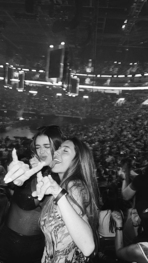 Bestie Concert Pics, Concert Instagram Pictures, Birthday Gifts For Your Sister, Concert Photo Ideas, Amazon Birthday Gifts, Coldplay Concert, Concert Aesthetic, Gifts For Your Sister, Best Friend Photos